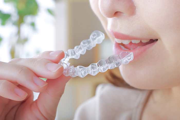 マウスピースを装着する女性